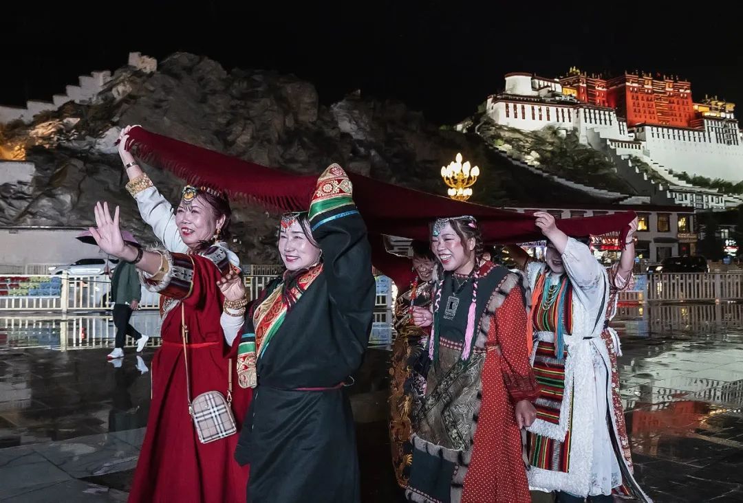 《温暖的红披肩》李丽新