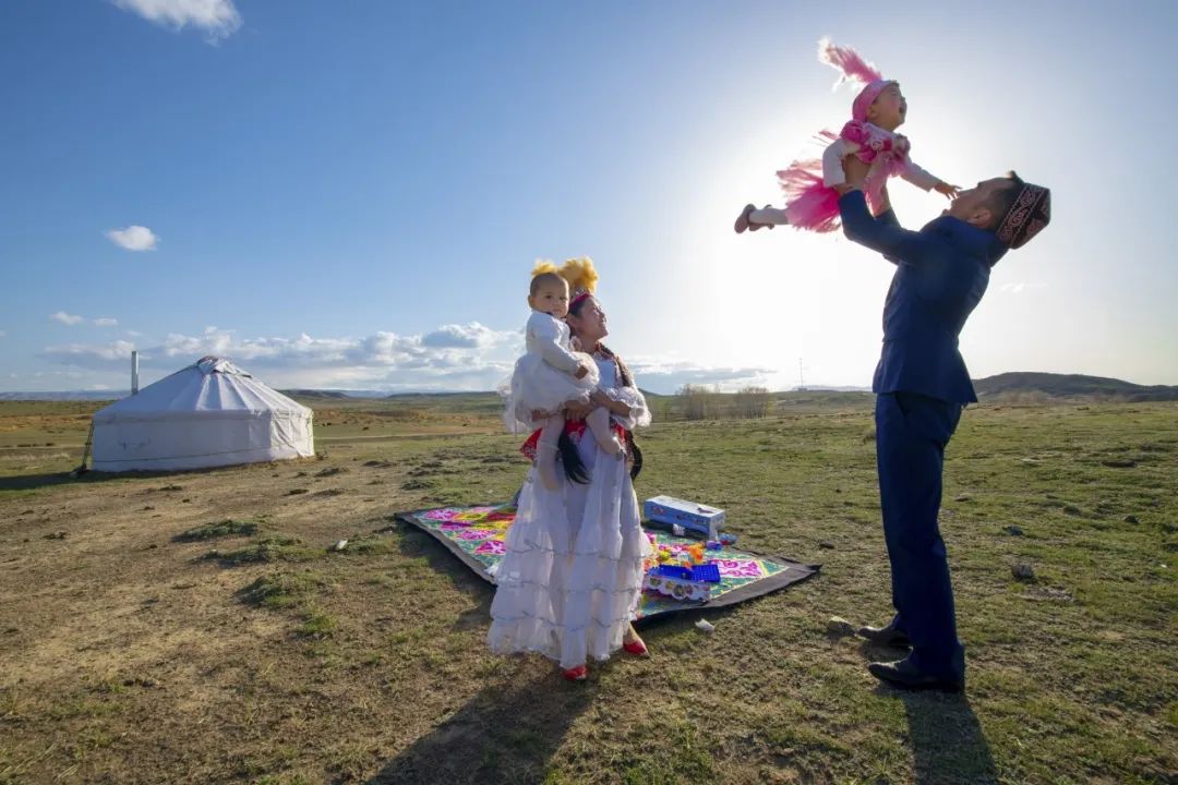 《草原上的亲子时光》吴波