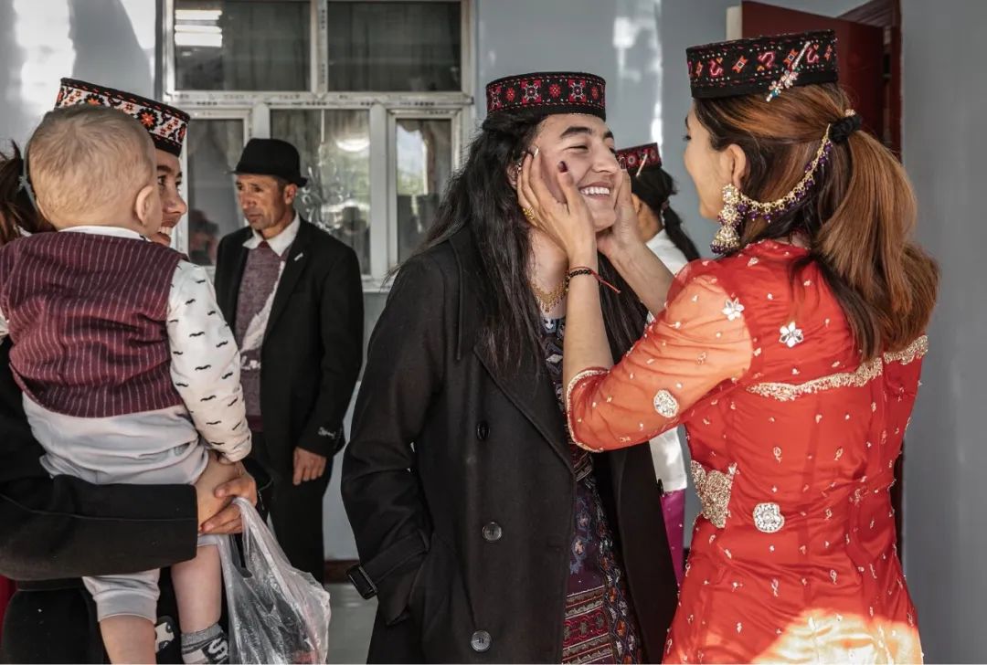 《亲昵》郑美娥