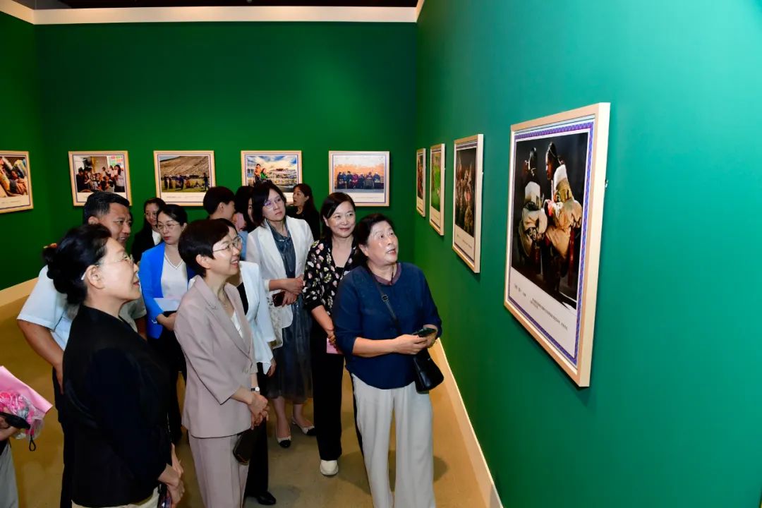 中国女摄协会员王建荣介绍作品。张佳敏摄影