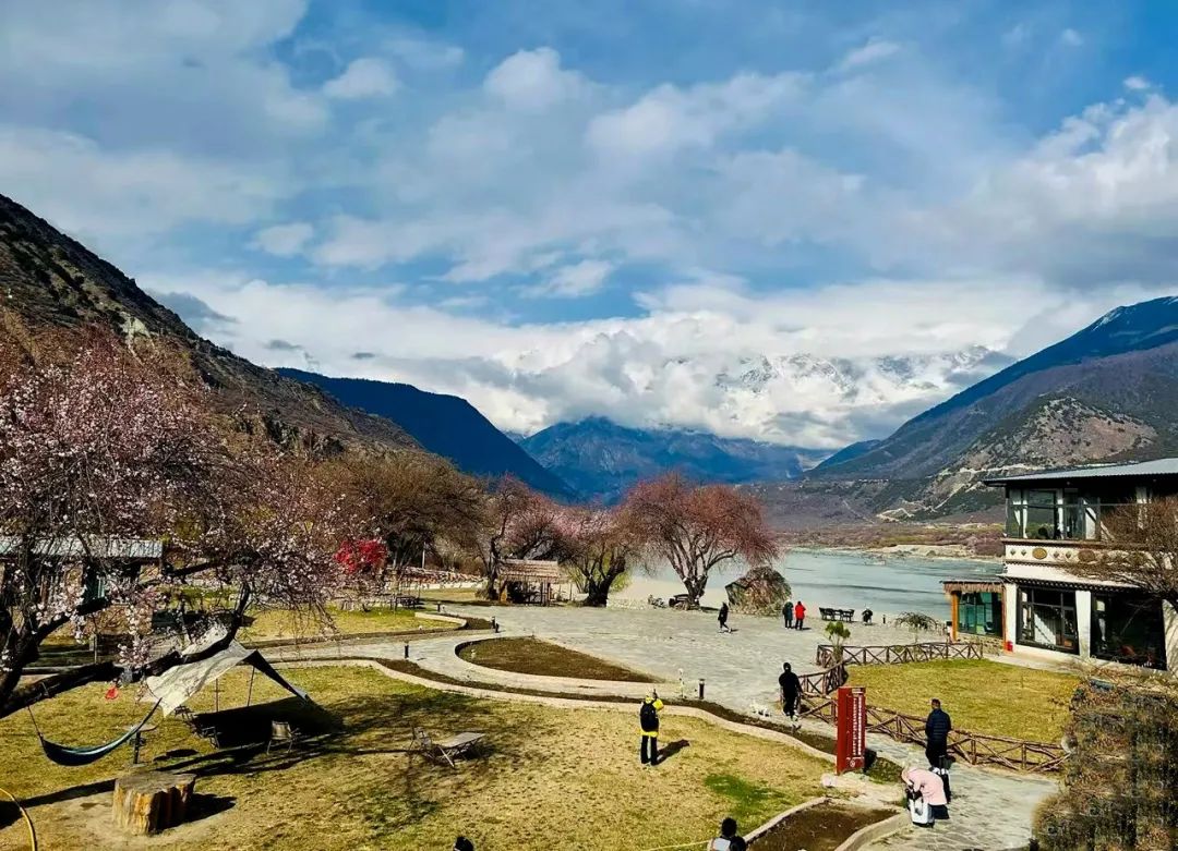 《嘎拉村新貌》王建荣