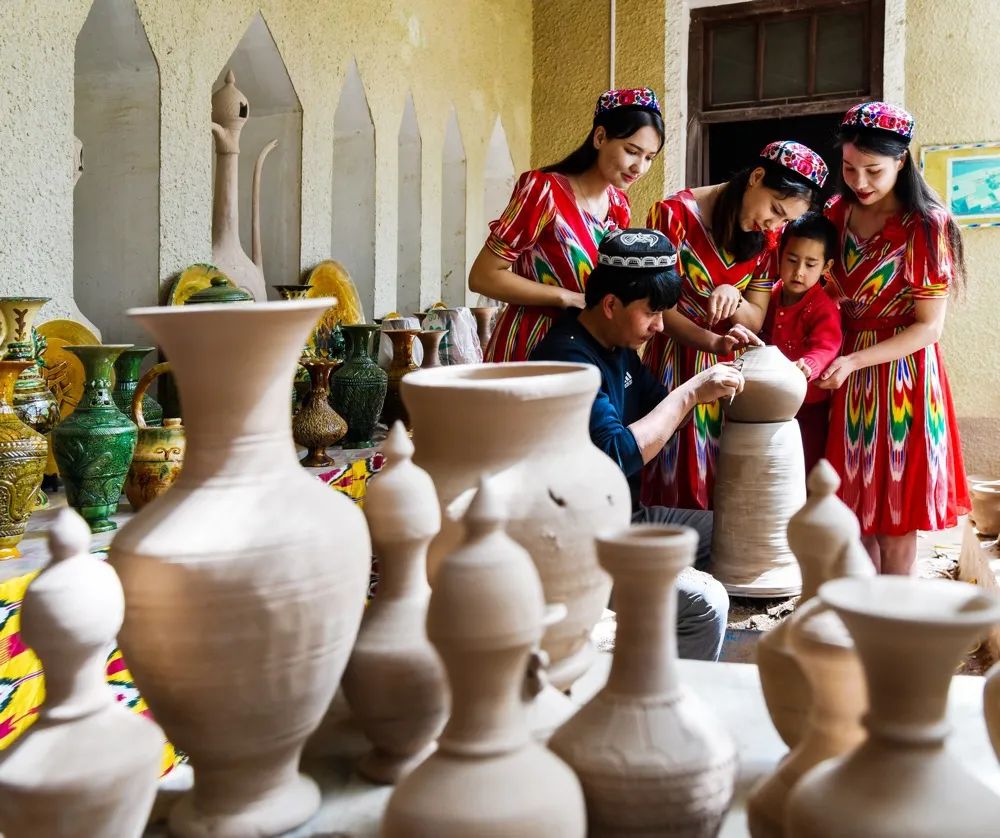 《传授陶艺》吉久禄