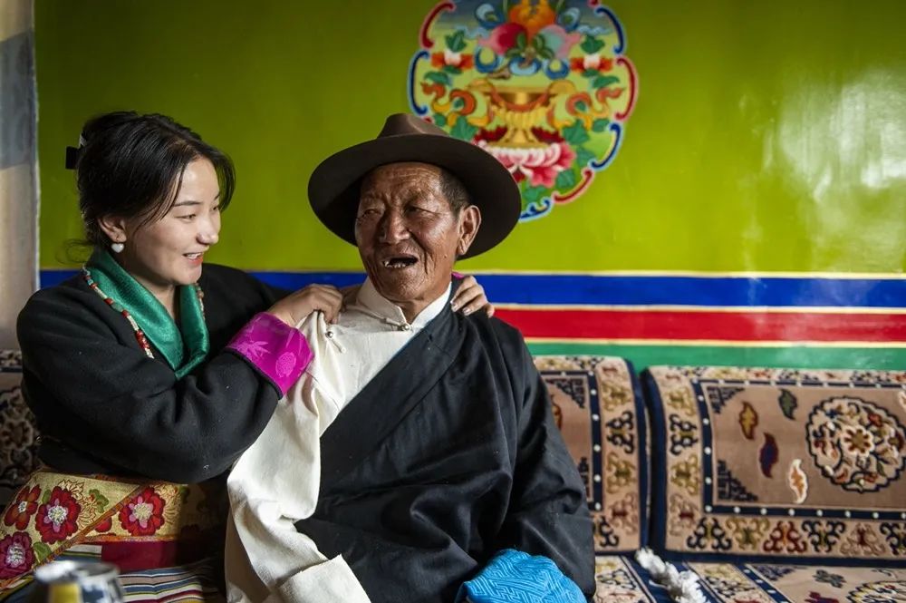 《我给爷爷揉揉背》 周灿黎