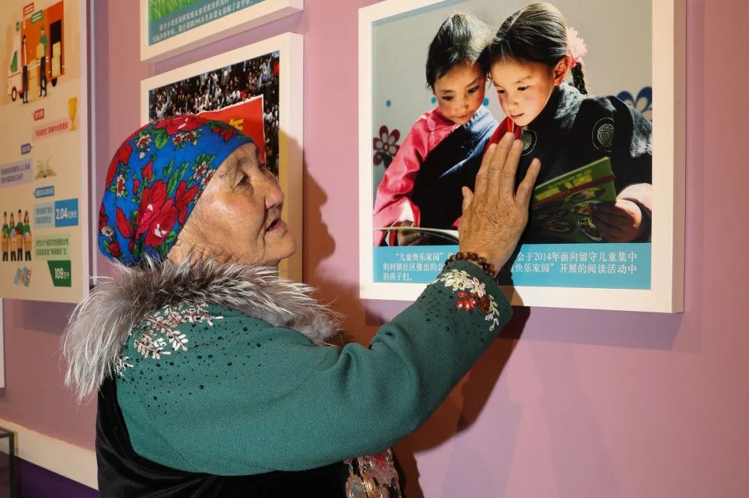 《深情抚摸》李霞