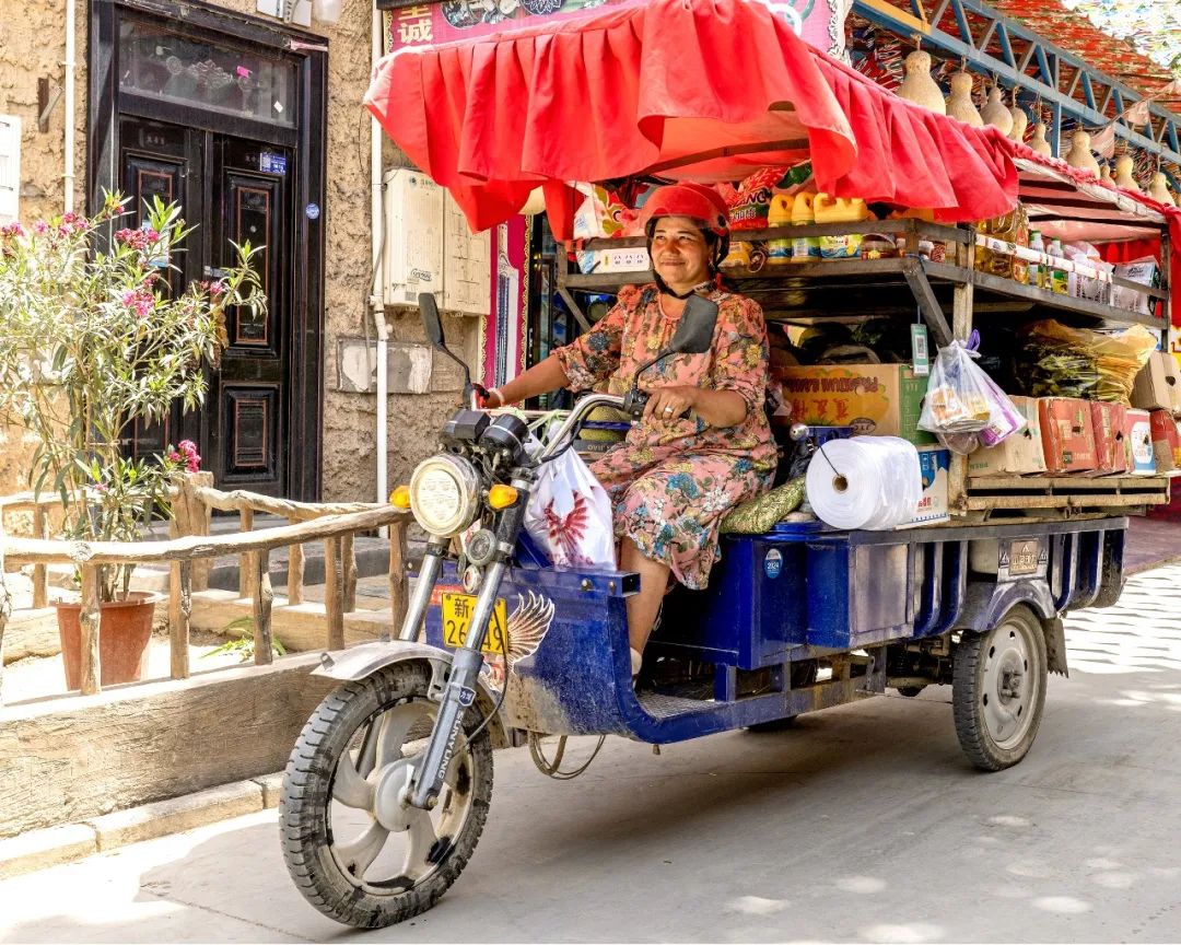 《英吉沙的女货郎》李泳仪