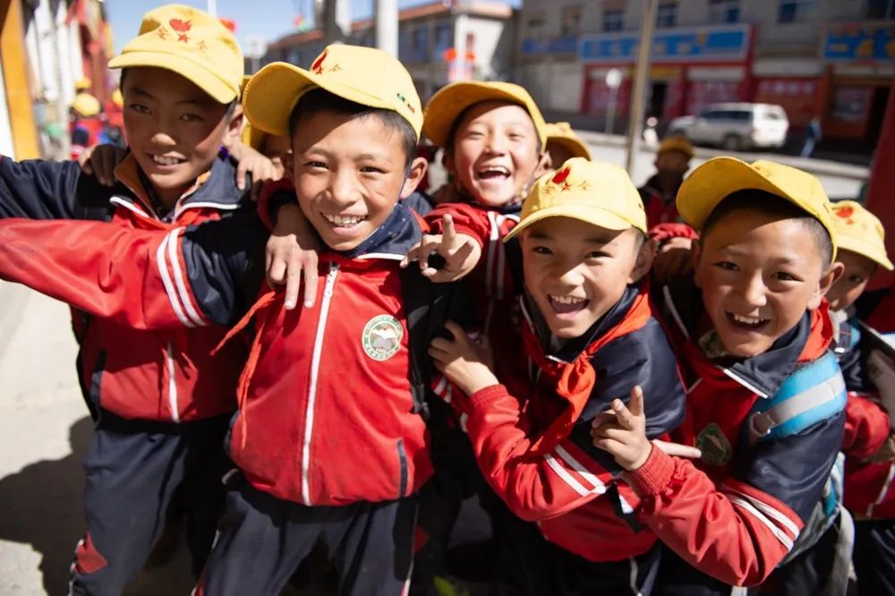 《藏族少年笑开颜》张海荣