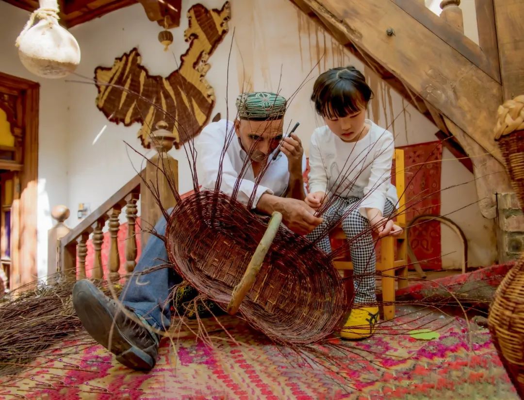 《编藤篮》唐兰英