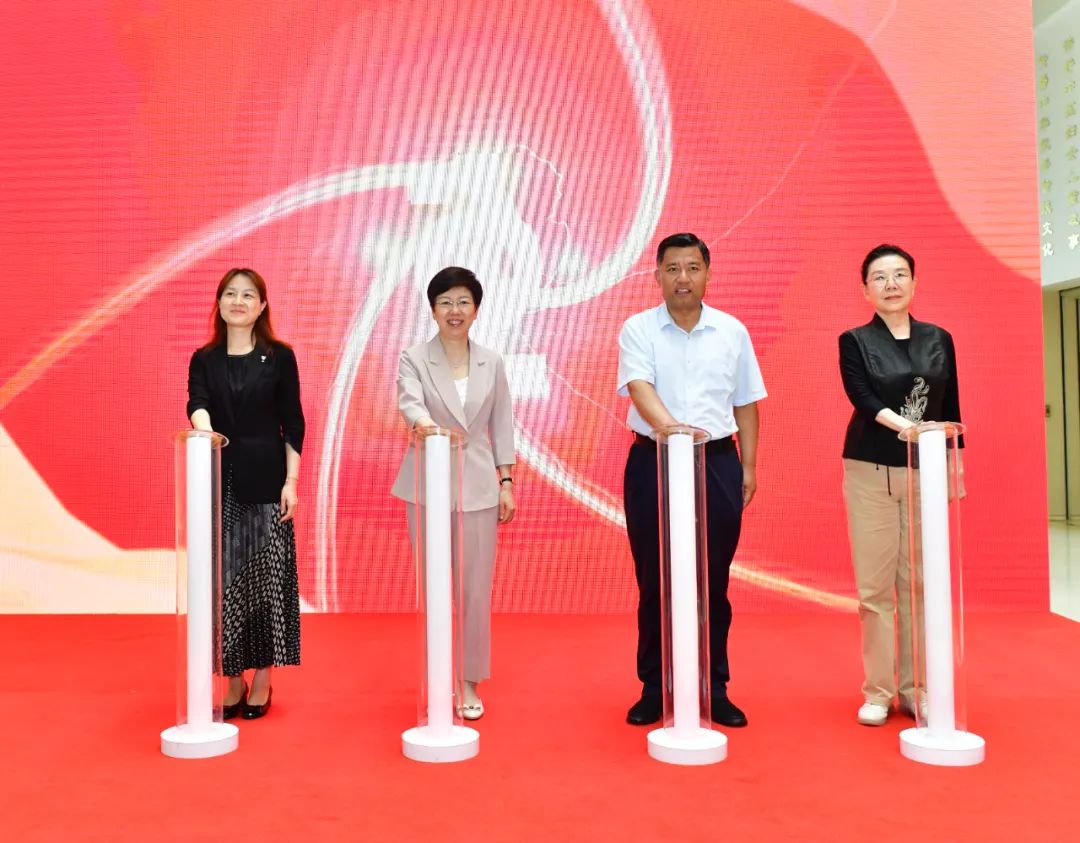 展览开幕仪式由章冬梅、孙启军、杨静、吕静波启动。张佳敏摄影