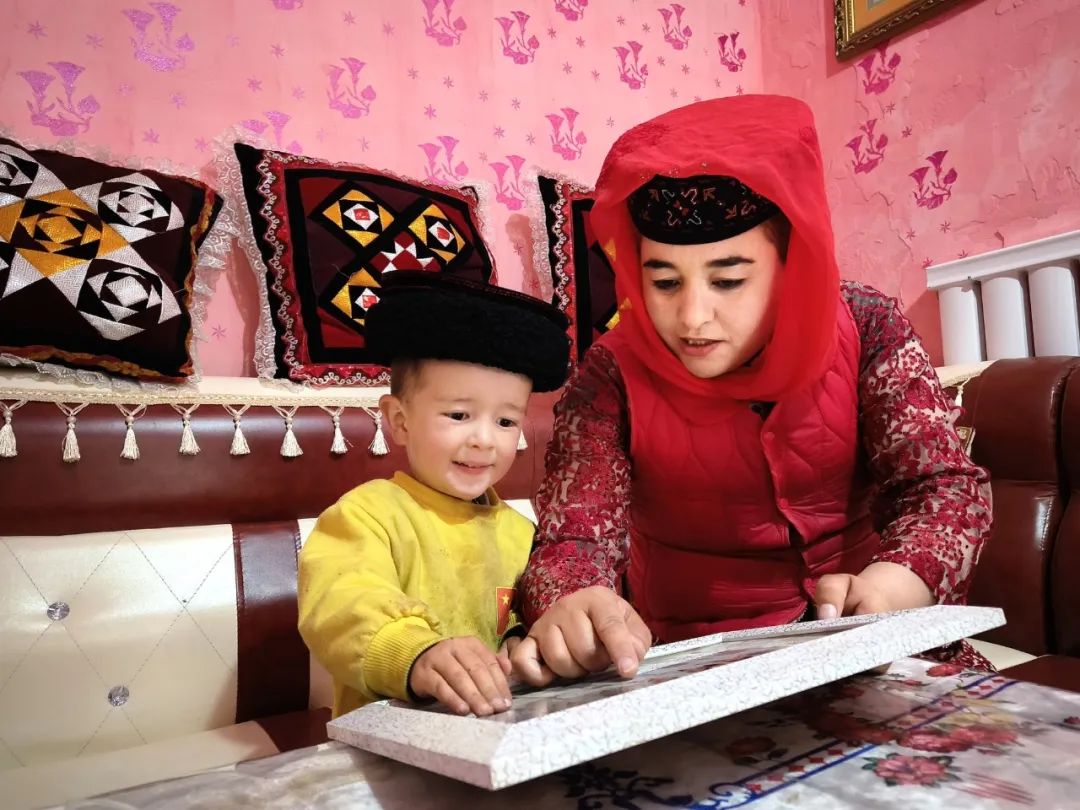 《听妈妈讲故事》赵欣