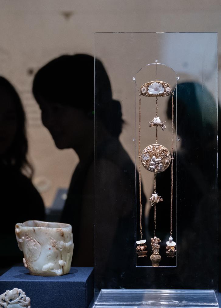 9月23日,参观者在“江流万古——长江流域古代文明瑰宝展”上观看展品。新华社记者 杜子璇 摄