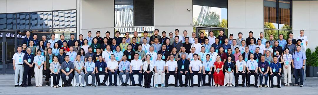 图为参加全国百家媒体聚焦金华摄影采访活动的领导嘉宾和媒体记者合影留念。