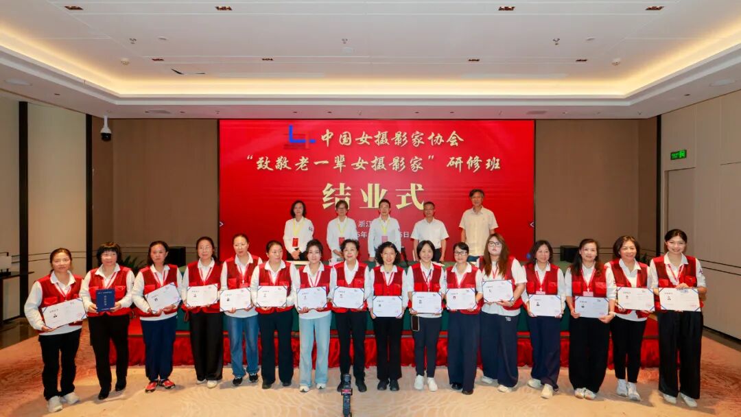 六组学员领取结业证书合影。张丽 摄