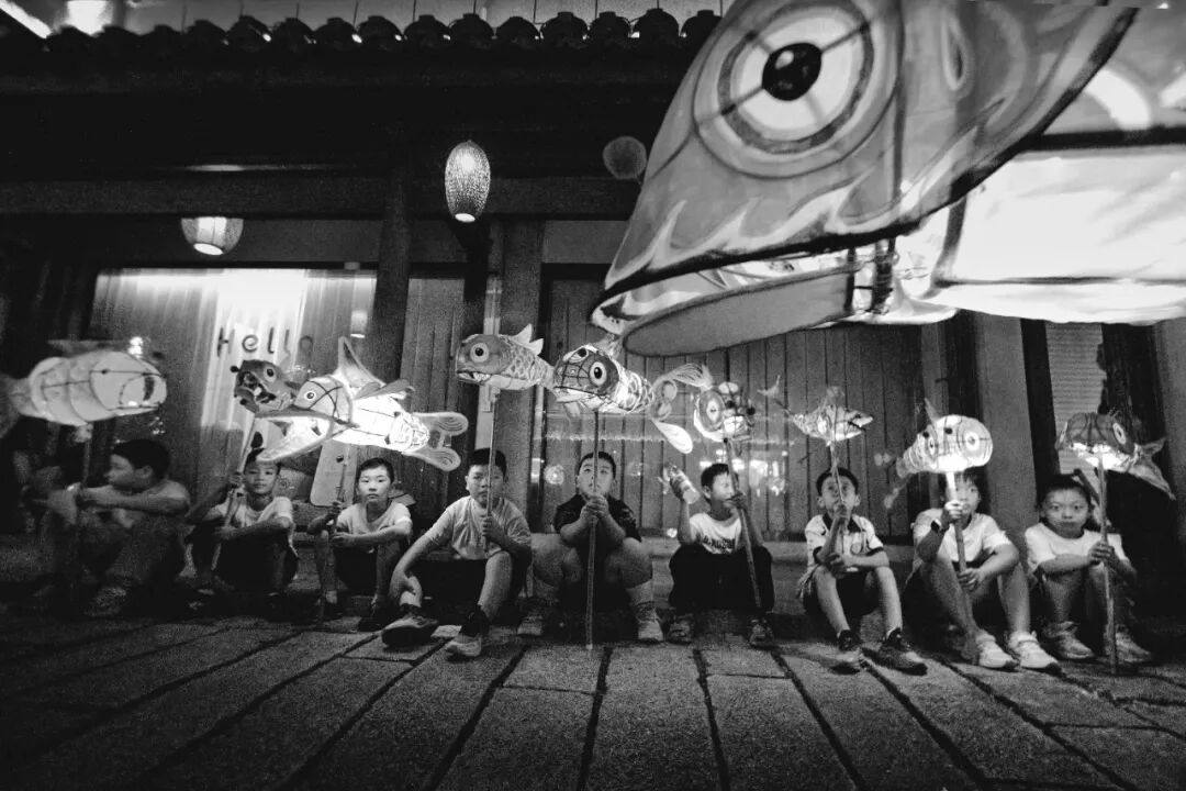 《小小龙灯手》张舒 摄