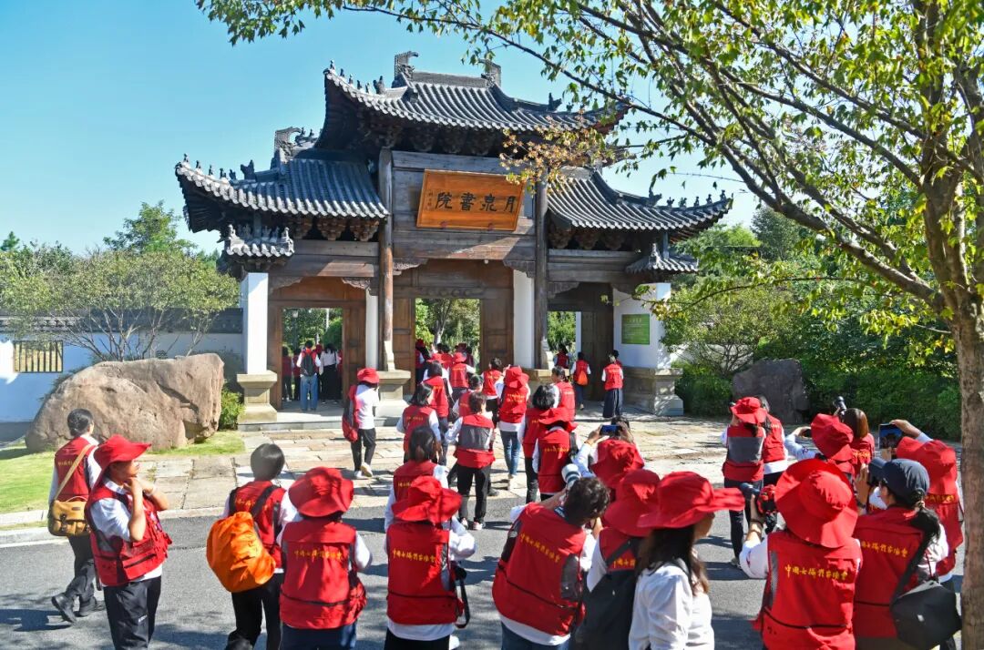 参观月泉书院。刘玲 摄