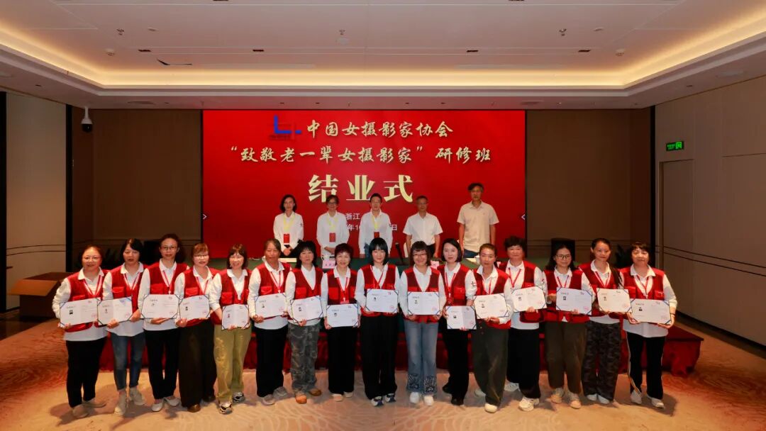 三组学员领取结业证书合影。张丽 摄