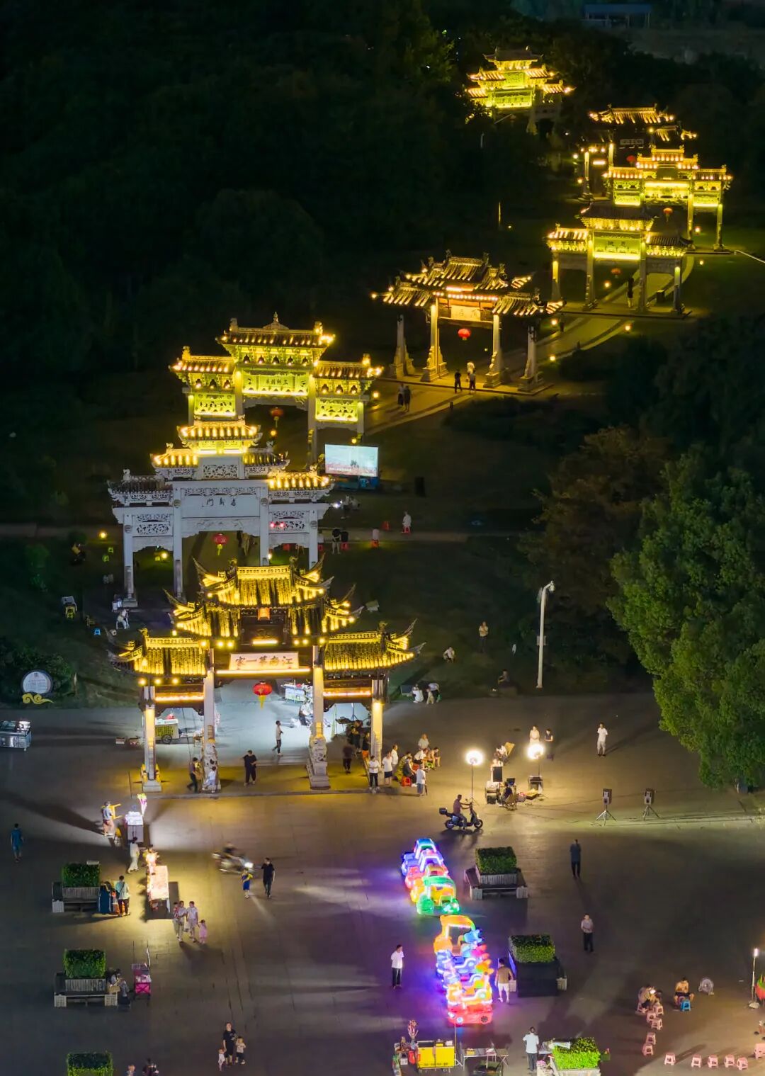 《浦江夜画 鎏金龙影》屈凤琪 摄