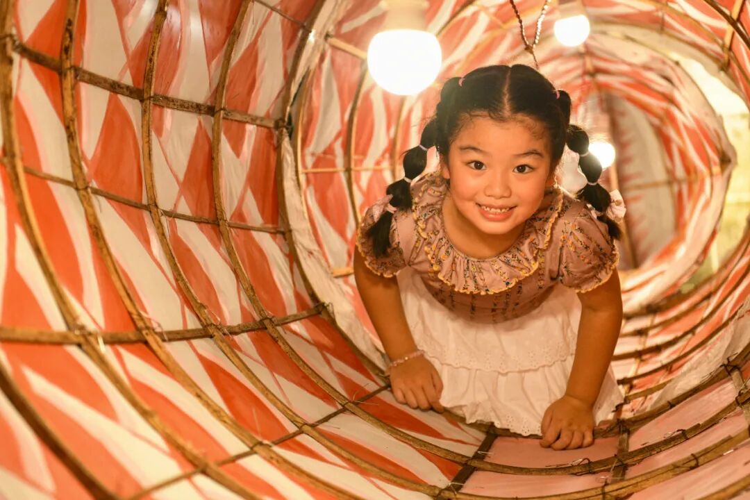 《灯笼隧道里的欢乐时光》喻晓熙 摄