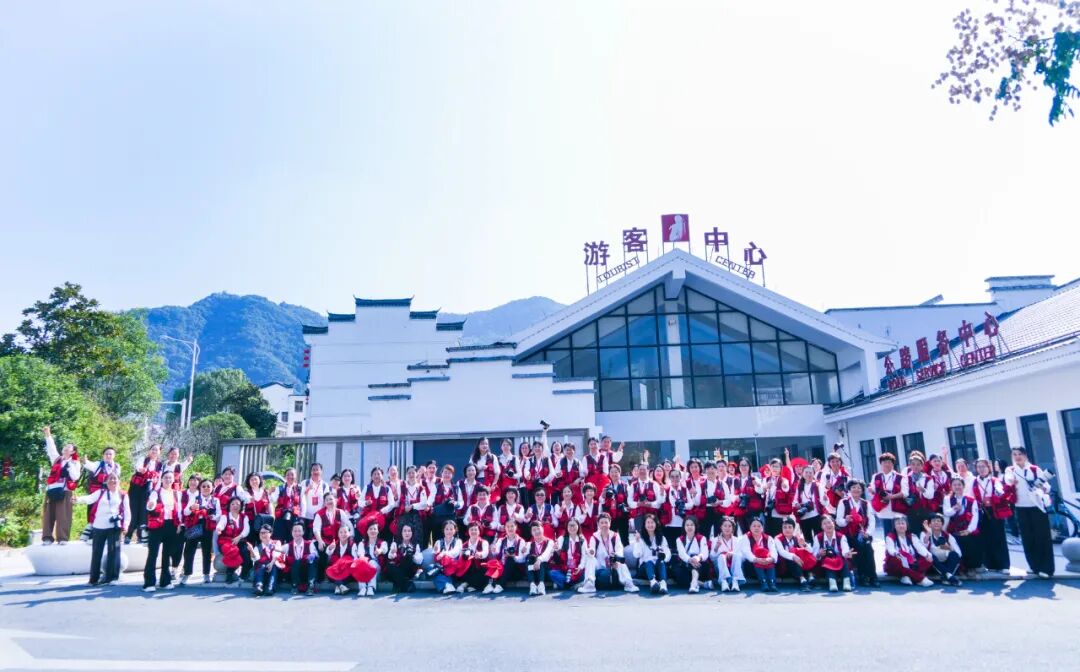 浦江县乡村采风合影。水庆华摄