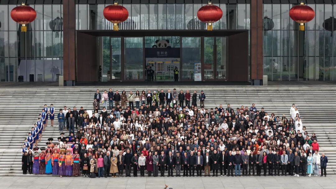 参加开幕式的各界来宾、代表合影