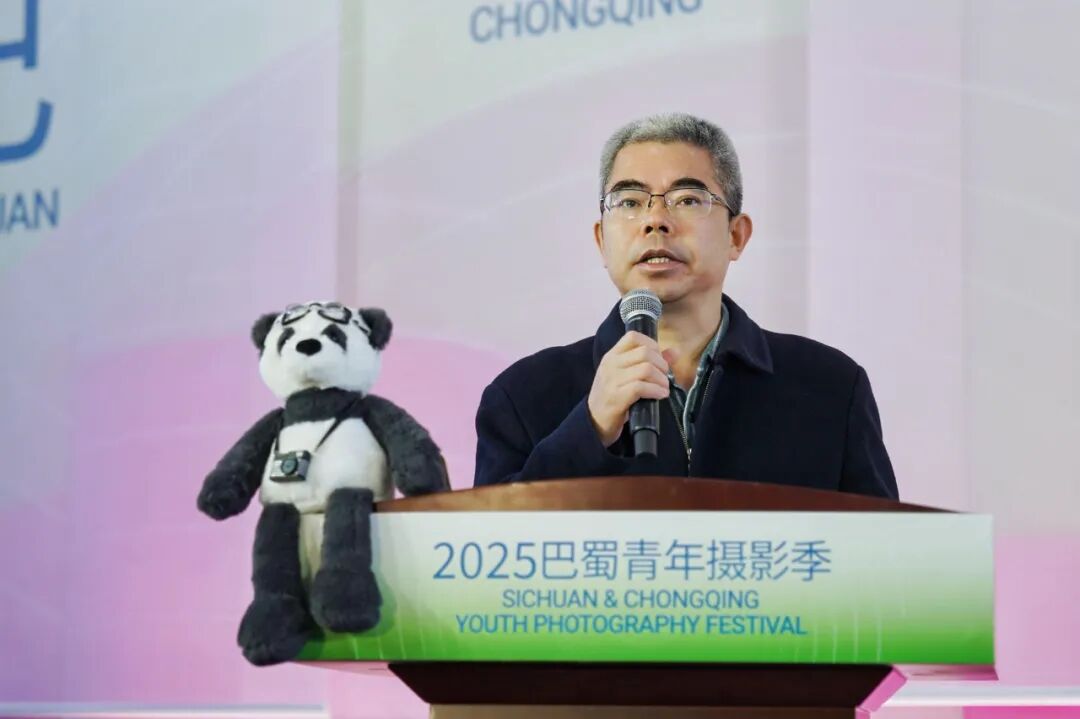 重庆市文联党组书记、副主席阳奎兴致辞