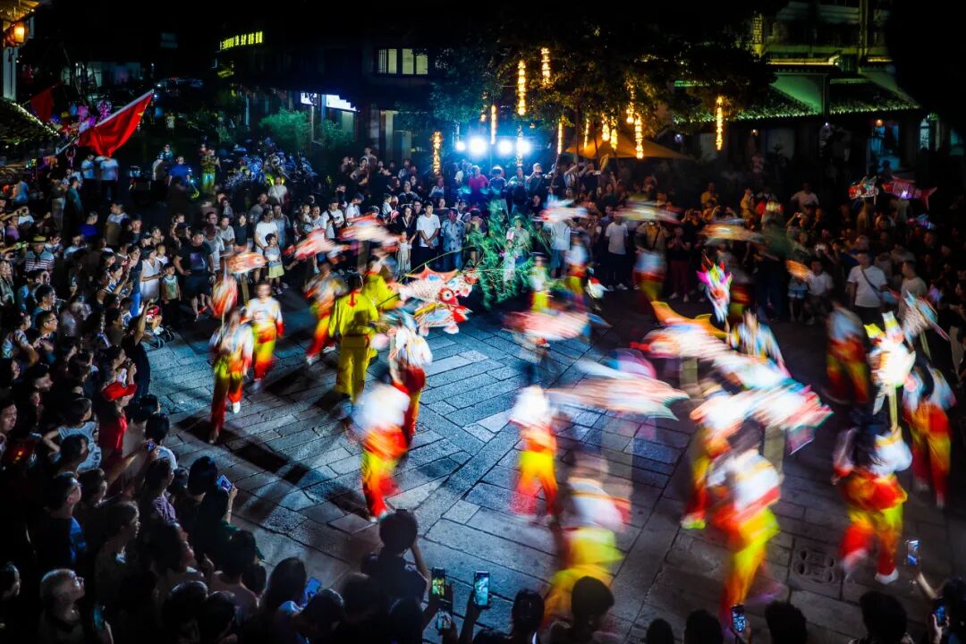 《鱼灯旋暖浦江夜》王海利摄影