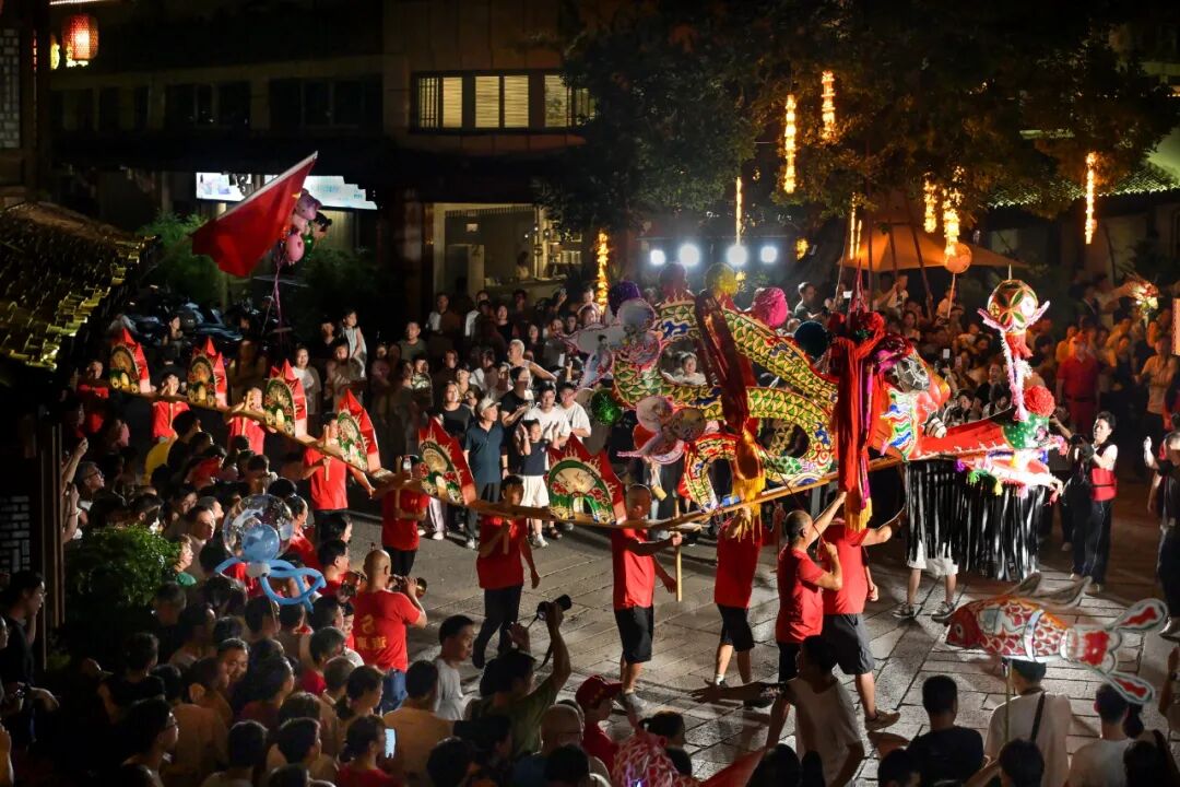 《浦江夜泷》 陈秀华摄影