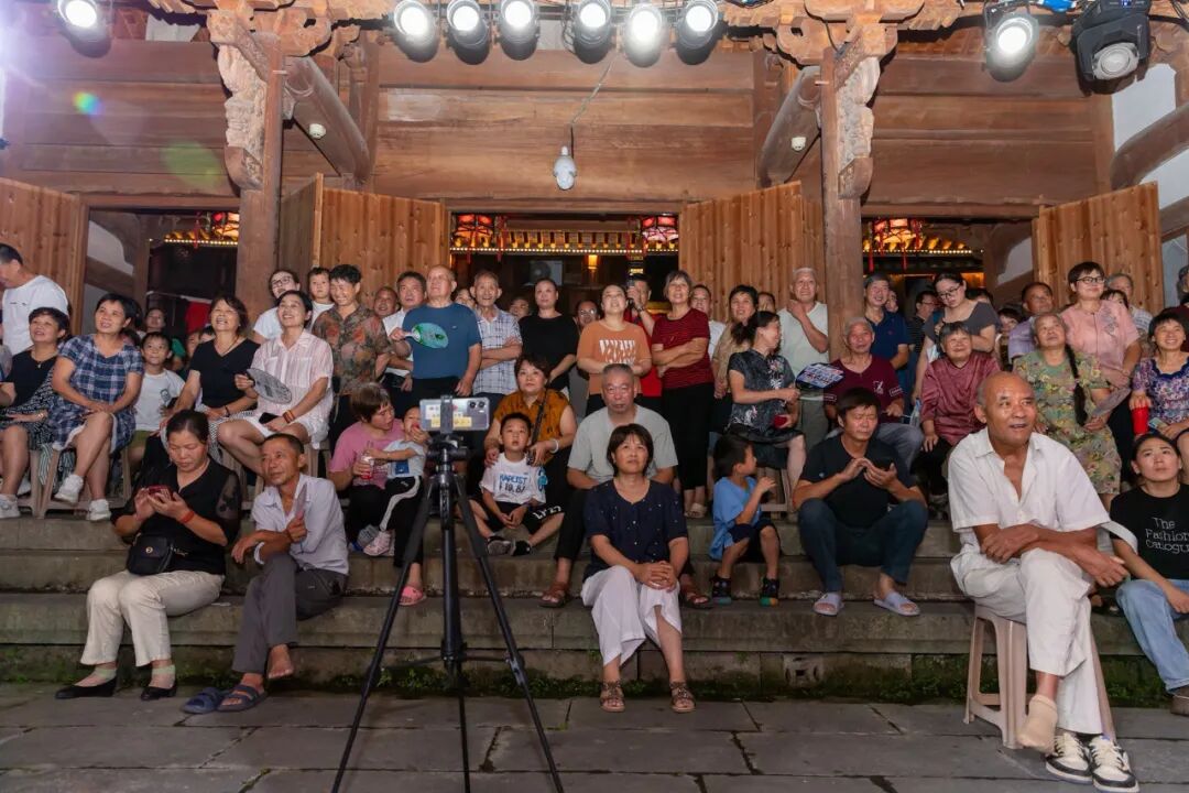 《东街有戏》应莲贞摄影