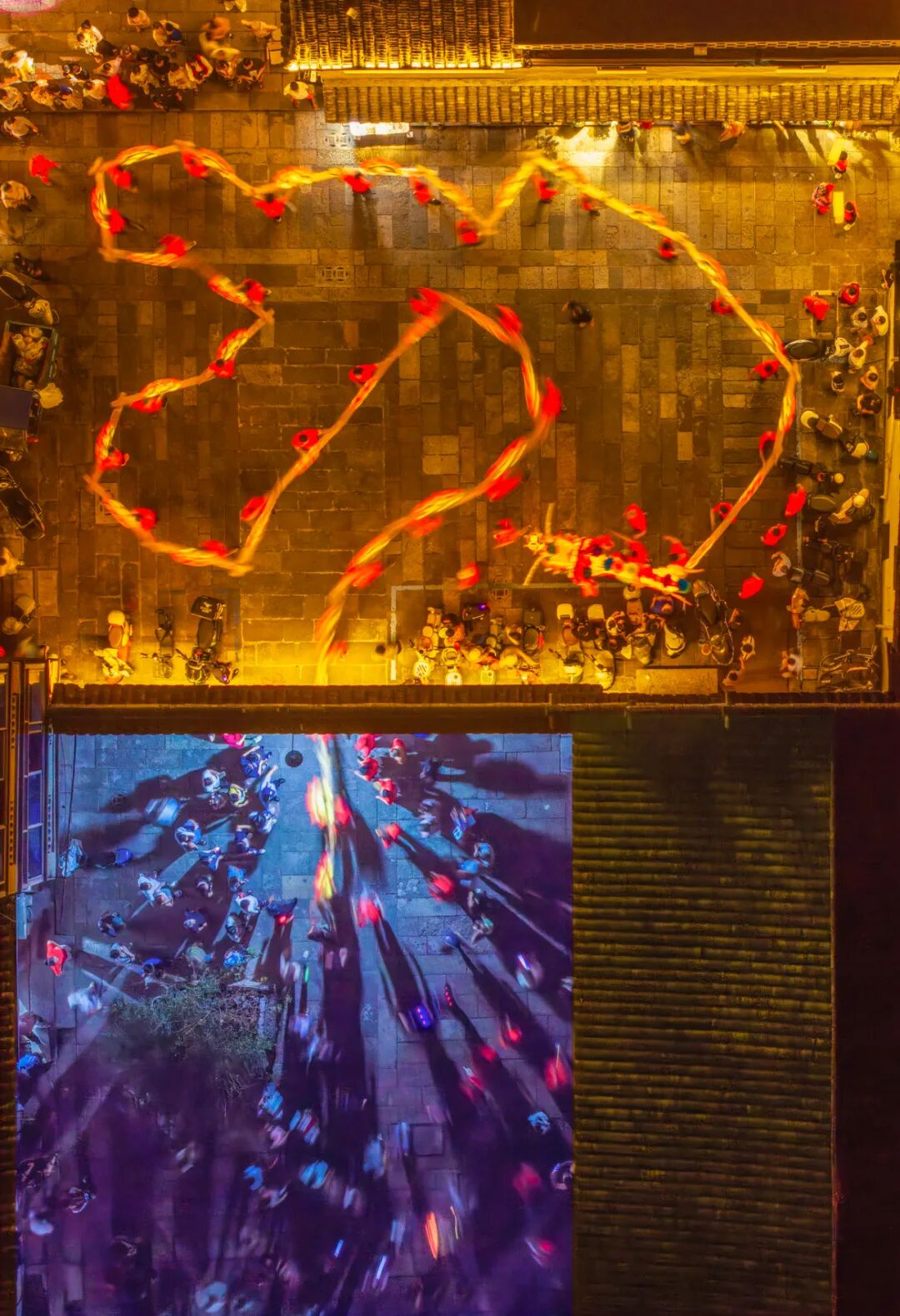 《“板凳龙”穿堂过》籍明华摄影