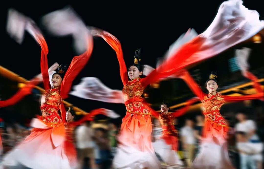 《东街夜画 · 袖舞欢歌》 瞿庆华摄影