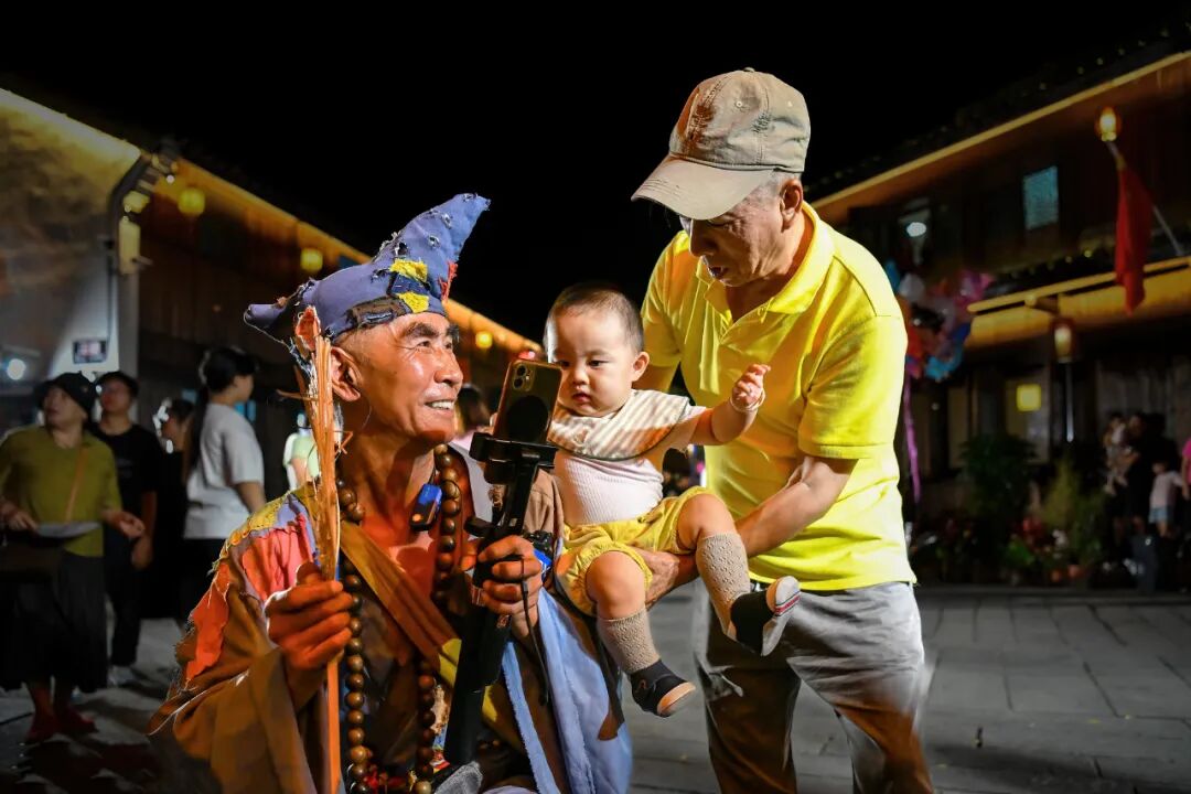 《老戏服与小脚丫》陈玉霞摄影