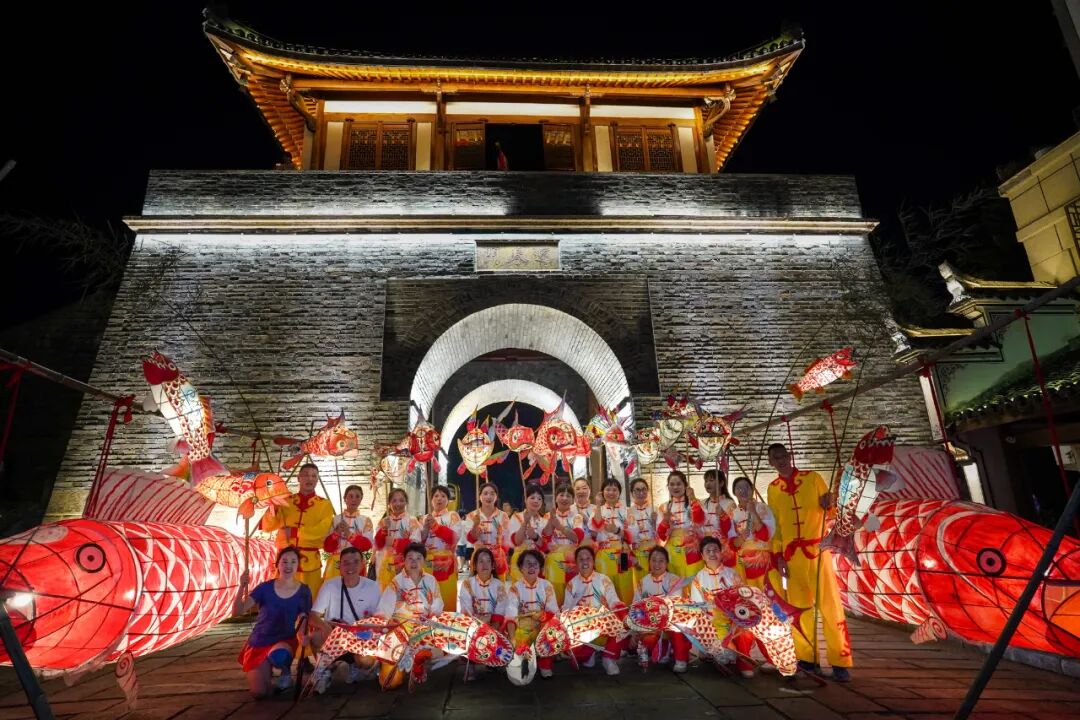 《鱼灯聚古城》李霞摄影(北京)