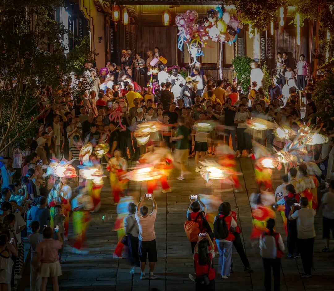 《鱼灯舞》 林慧摄影