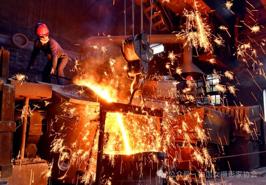 《钢花飞舞》拍摄于天长铸造厂 周前 摄