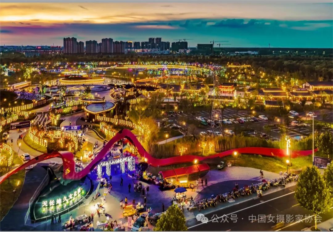 《小城暮色》拍摄于天长地久文化公园 俞跃红 摄