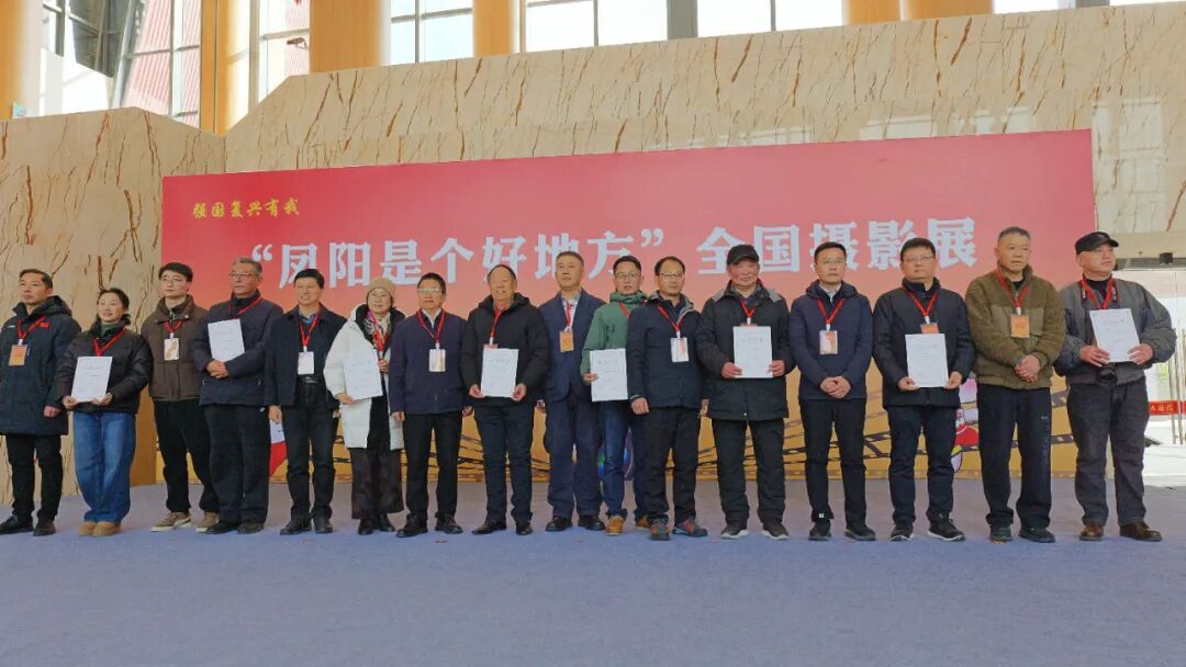 嘉賓為入展作者代表頒發榮譽証書。作者代表胡正平現場分享創作感悟,表達對這片土地的深情凝視與影像詮釋。