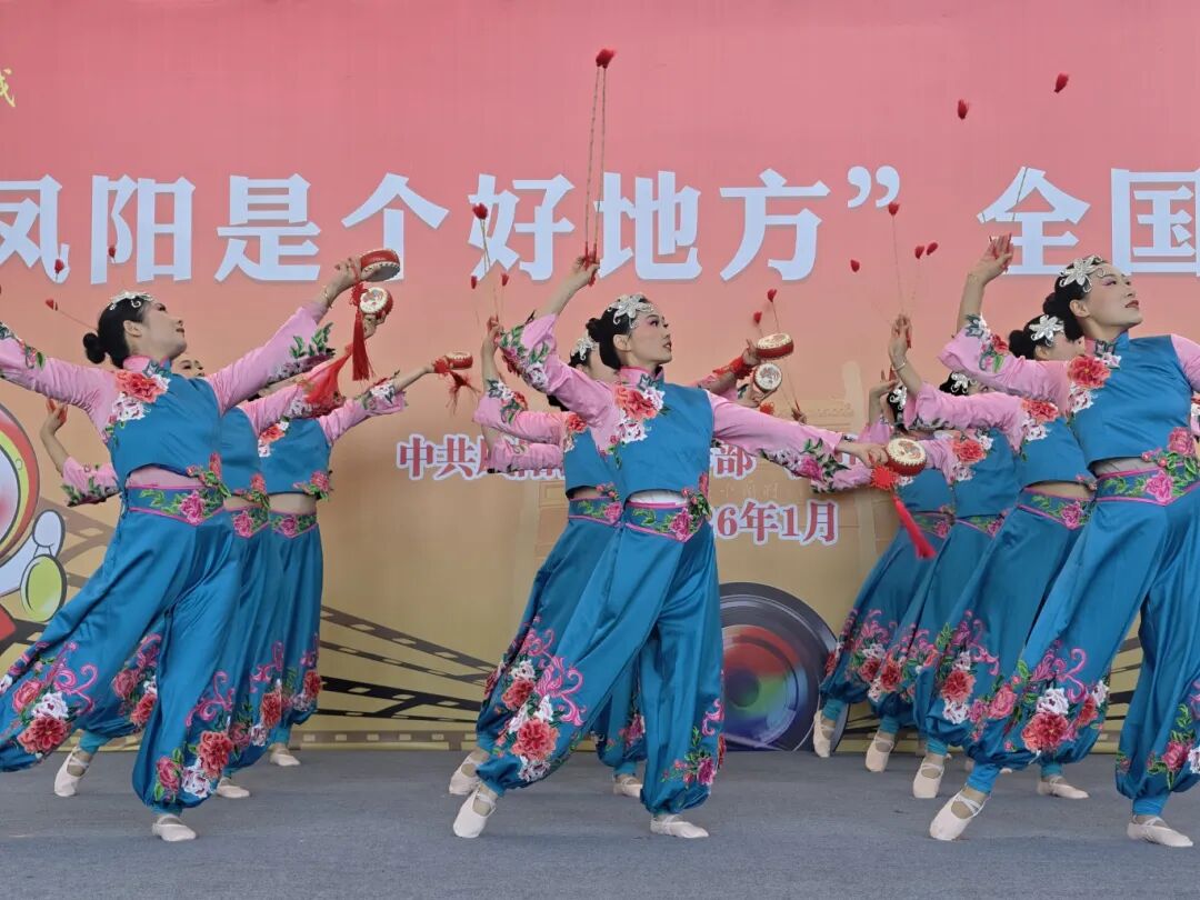 活動現場,鳳陽縣文化館帶來的鳳陽花鼓戲《鳳陽是個好地方》,與鳳陽民歌省級傳承人穆星演唱的《王三姐趕集》《崗上花開》,生動展現了鳳陽國家級非遺的藝術魅力,為開幕式增添了濃郁的民俗文化氛圍。