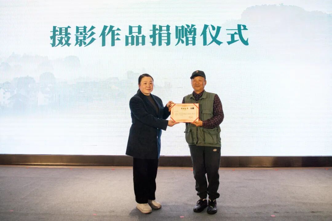 入展作者范胜利、贺勋毅（视频形式）分别发言，并将作品捐赠给建德市博物馆永久收藏，成为廉洁文化传承的重要载体。