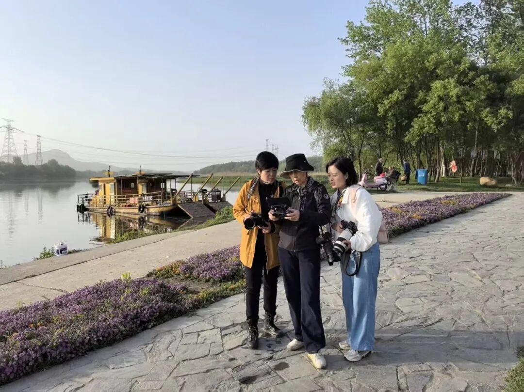 4月中旬,由中国女摄影家协会组织,一行10人来到安徽芜湖湾沚区红杨西河古镇开展摄影公益创作活动。