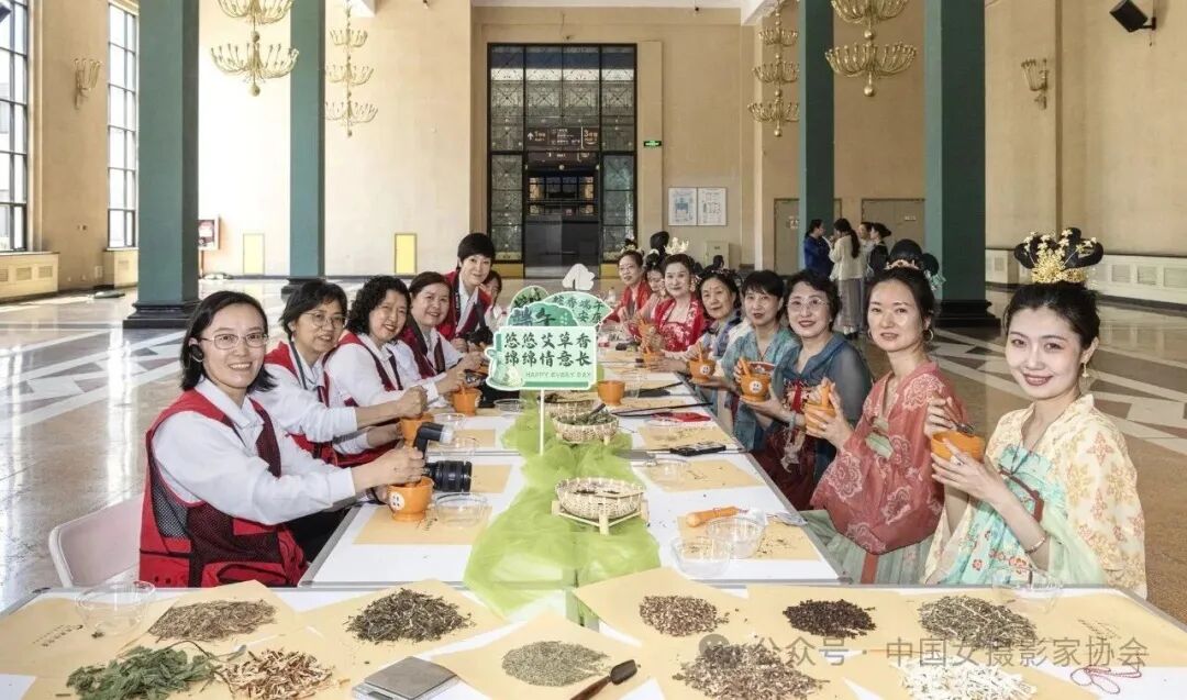 5月28日,在中国传统节日端午节即将来临之际,中国女摄影家协会组织部分理事、会员参观了“如是莫高”敦煌艺术大展。女摄影人穿上汉服,体验香囊制作,并为中外嘉宾拍照留念。