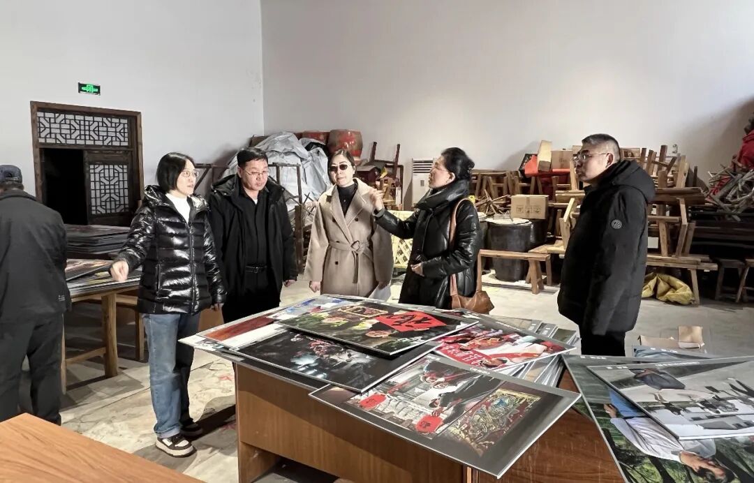 2月19日,中国女摄影家协会、门头沟区斋堂镇政府、马栏村书记等一起研究布展事宜。