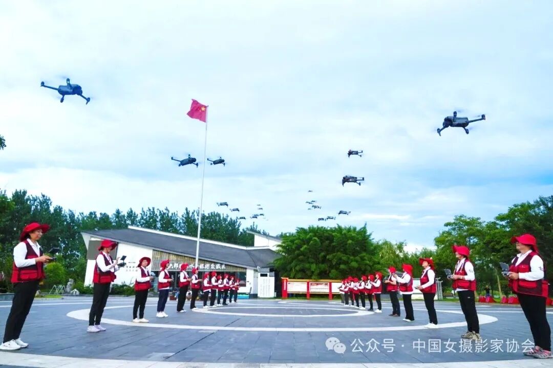 6月25日至29日,“首期中国女摄影人航拍研学营走进安徽西河古镇”采风活动举办。