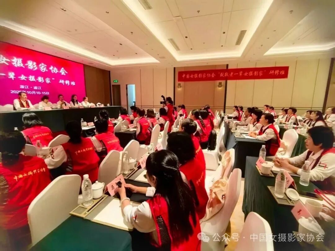 协会党支部组织参加研修班的全体党员,学习《习近平谈治国理政》第五卷暨中国女摄影家协会工作方向指引。