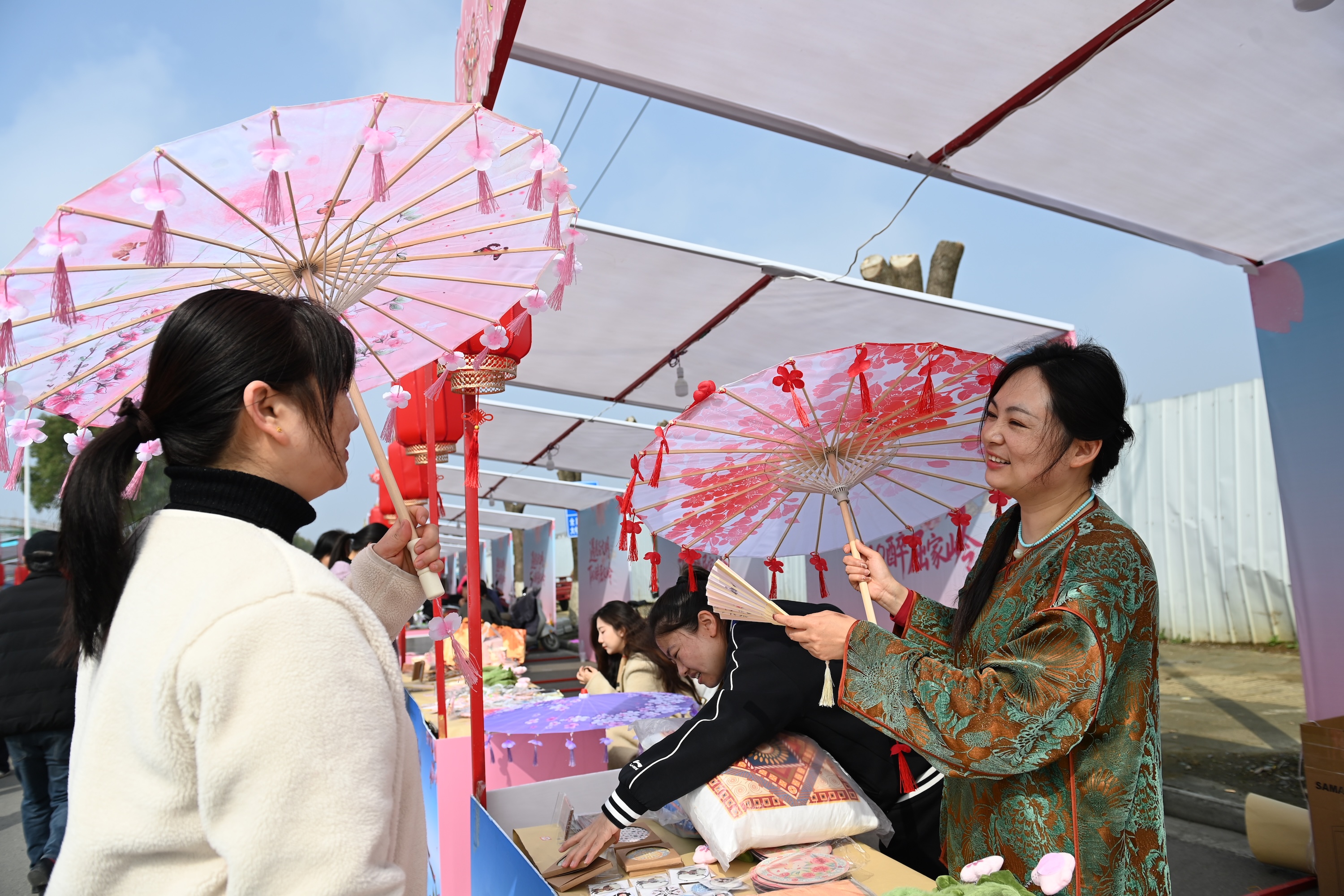 游客在湖北省荊門市屈家嶺“遇見谷文明·TAO醉屈家嶺”活動市集購物消費。陳斌攝